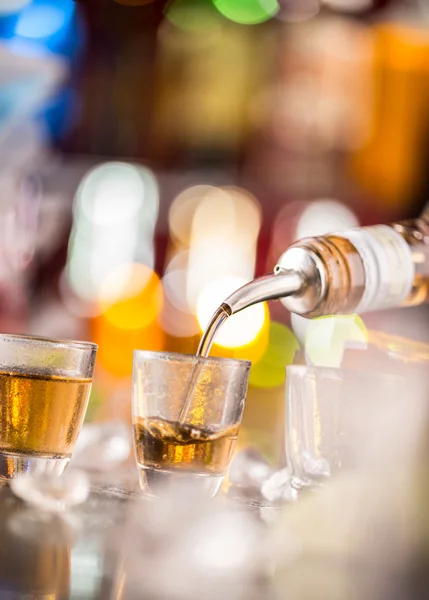 Barman derramando espírito duro em óculos — Fotografia de Stock