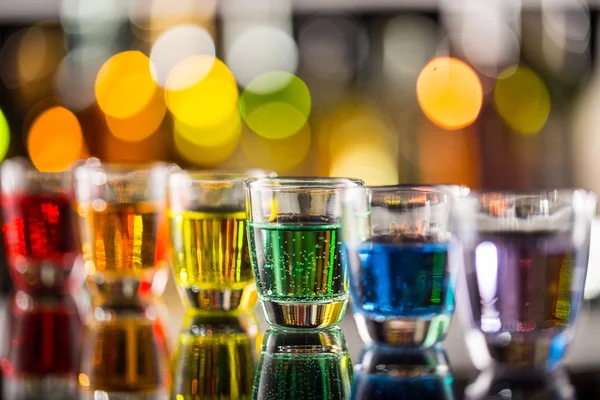 Variazione dei colpi alcolici duri sul bancone del bar — Foto Stock