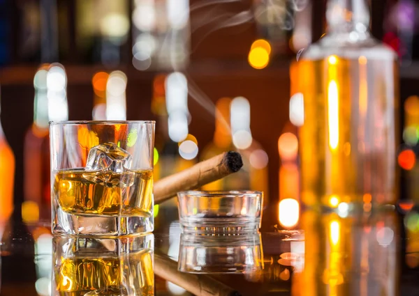 Whiskey drink with smoking cigar on bar — Stock Photo, Image