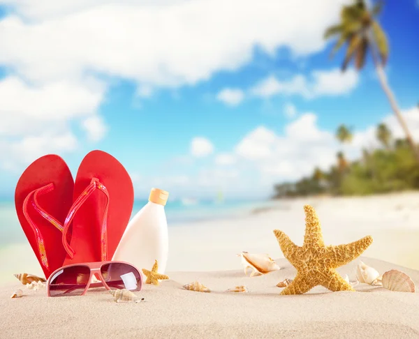 Zomer strand met rode sandalen en schelpen — Stockfoto