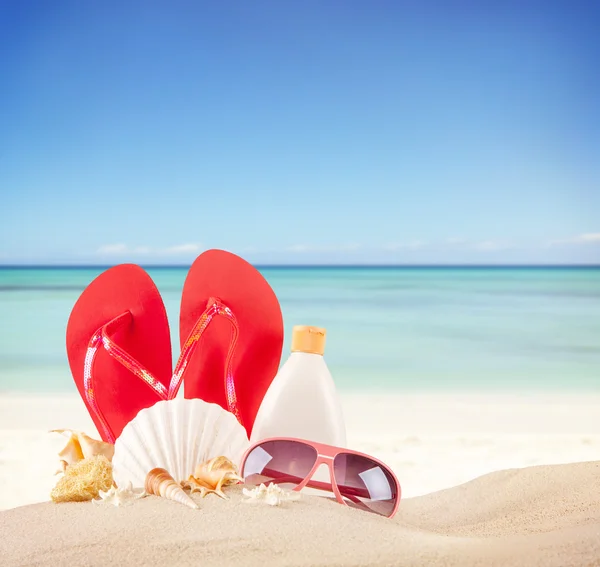 Καλοκαίρι παραλία με κόκκινα σανδάλια και κοχύλια — Φωτογραφία Αρχείου