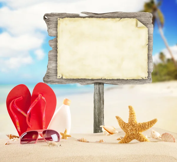 Playa de verano con cartel de madera en blanco — Foto de Stock