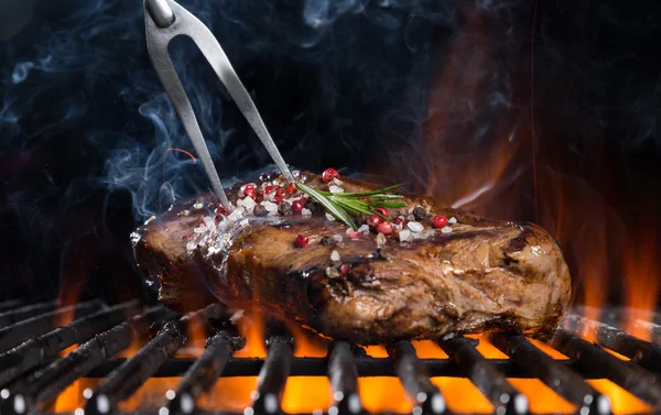 Biefstuk op grill — Stockfoto