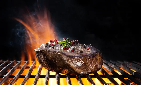 Rindersteak auf dem Grill — Stockfoto