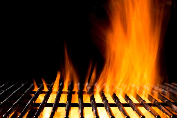 Пустой гриль решетка с огнем пламени на черном — стоковое фото