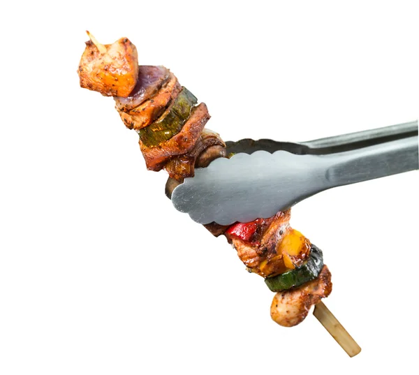 Köstliche Fleischspieße auf weißem Hintergrund — Stockfoto