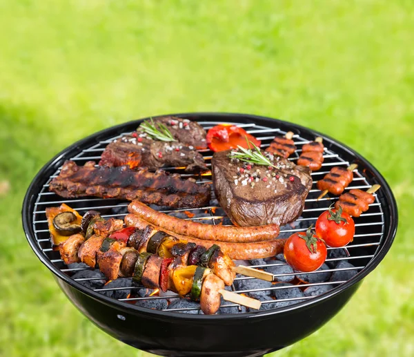 Barbecue con vari tipi di carne — Foto Stock