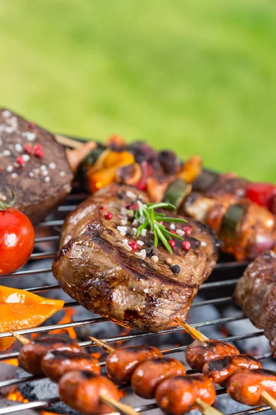 Barbecue grill met verschillende soorten vlees — Stockfoto