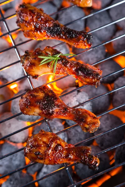 Gegrilde kip been op grill — Stockfoto