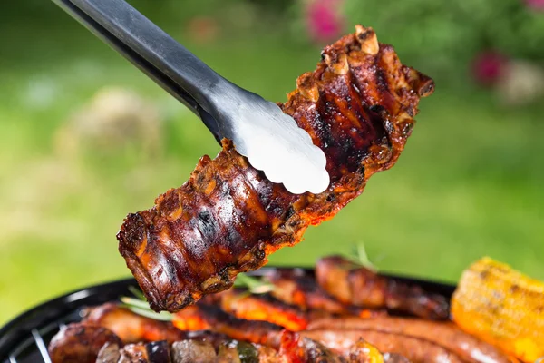 Deilige ribbein på grill – stockfoto