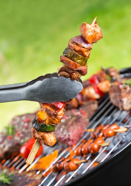 Heerlijke spiesjes op grill — Stockfoto