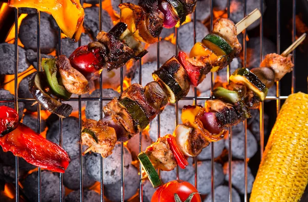 Leckere Spieße auf dem Grill — Stockfoto