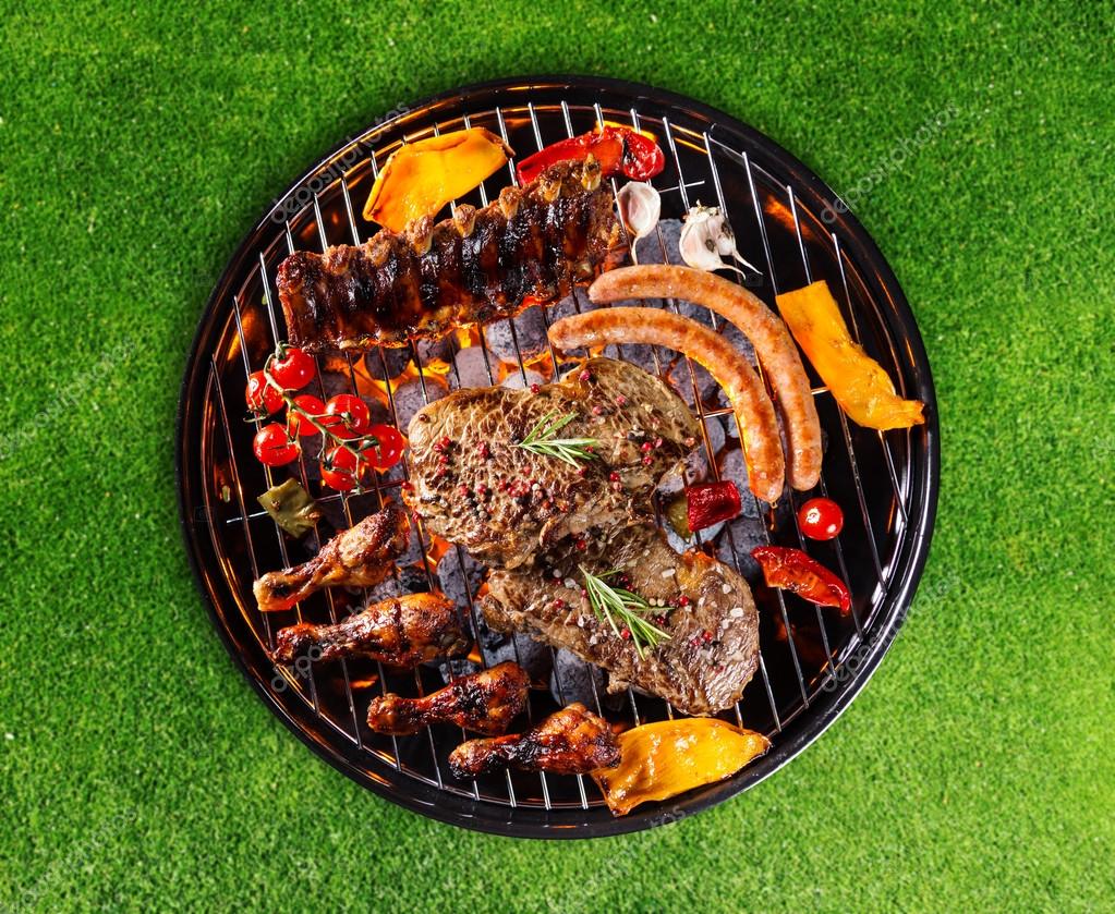 Barbekü ızgara et çeşitli türleri ile — Stok Foto © jag_cz 73677963