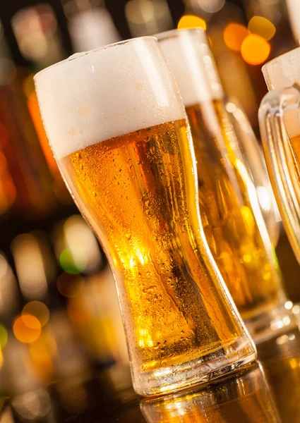 Brocca di birra servita sul bancone del bar — Foto Stock