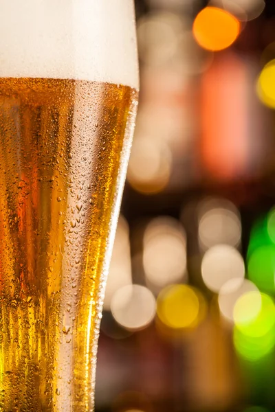 Jarro de cerveja servido no balcão do bar — Fotografia de Stock