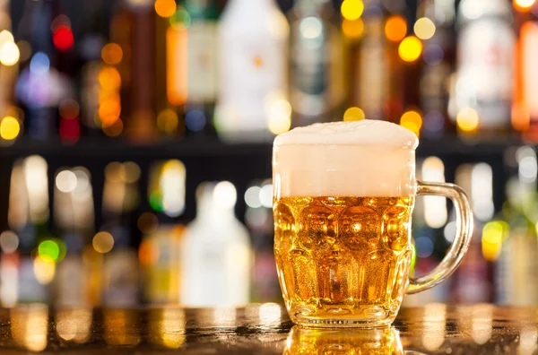 Жонг пива подається на барній стійці — стокове фото