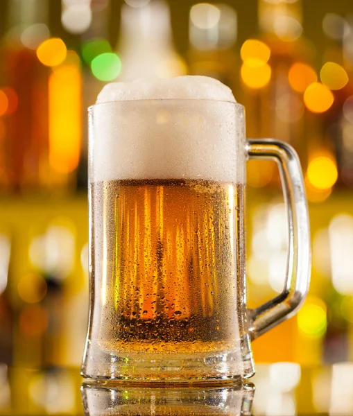 Kruik van bier geserveerd op toog — Stockfoto