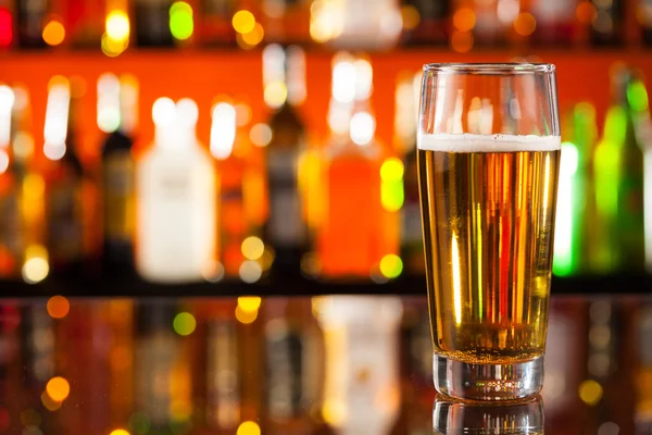 Brocca di birra servita sul bancone del bar — Foto Stock