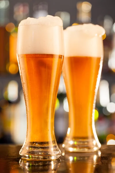 Džbánky piva sloužil na baru — Stock fotografie