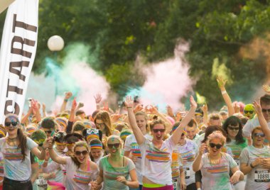 Prague, Çek Cumhuriyeti - 30 Mayıs 2015: Prag renk 2015 çalıştırın. Hayatın her kesiminden insanlar Prag renk Run ilk yıl vadede katıldı.