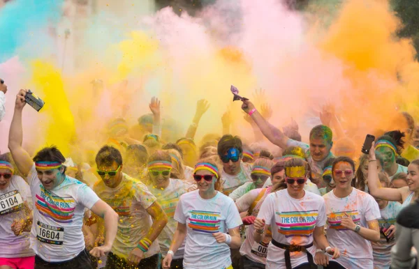 Praga, REPÚBLICA CHECA - 30 DE MAYO DE 2015: Praga color run 2015. Personas de todos los ámbitos de la vida participaron en la carrera del primer año de Praga Color Run . — Foto de Stock