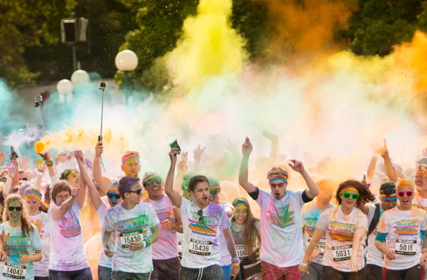 Prague, CZECH REPUBLIC - MAY 30, 2015: Prague color run 2015. People from all walks of life participated in the run of first year of Prague Color Run. — Stock Photo, Image