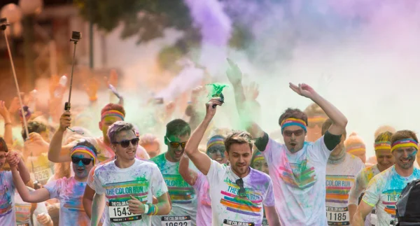 Praga, REPÚBLICA CHECA - 30 DE MAYO DE 2015: Praga color run 2015. Personas de todos los ámbitos de la vida participaron en la carrera del primer año de Praga Color Run . — Foto de Stock