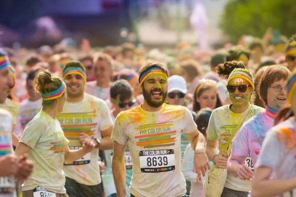 Praga, REPÚBLICA CHECA - 30 DE MAYO DE 2015: Praga color run 2015. Personas de todos los ámbitos de la vida participaron en la carrera del primer año de Praga Color Run . — Foto de Stock