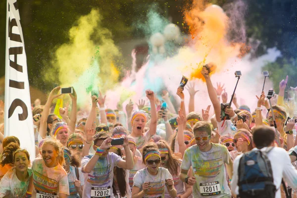 Prague, CZECH REPUBLIC - MAY 30, 2015: Prague color run 2015. People from all walks of life participated in the run of first year of Prague Color Run. — Stock Photo, Image