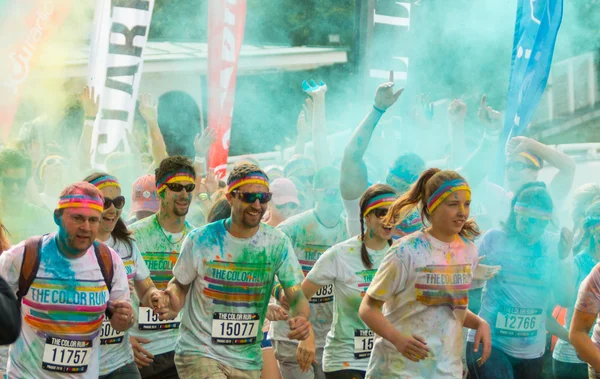 Praga, REPÚBLICA CHECA - 30 DE MAYO DE 2015: Praga color run 2015. Personas de todos los ámbitos de la vida participaron en la carrera del primer año de Praga Color Run . —  Fotos de Stock