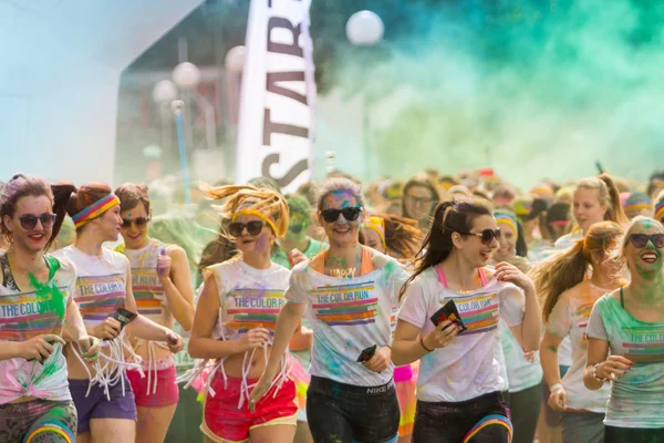 Praga, REPÚBLICA CHECA - 30 DE MAYO DE 2015: Praga color run 2015. Personas de todos los ámbitos de la vida participaron en la carrera del primer año de Praga Color Run . — Foto de Stock