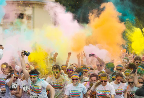 Πράγα, Δημοκρατία της Τσεχίας - 30 Μαΐου 2015: Πράγα χρώμα τρέχει το 2015. Άνθρωποι από όλα τα κοινωνικά στρώματα που συμμετείχαν στην πορεία του πρώτου έτους της Πράγας χρώμα τρέχει. — Φωτογραφία Αρχείου