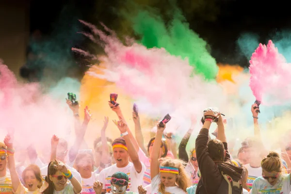 Prague, Tsjechië - 30 mei 2015: Praag kleur 2015 worden uitgevoerd. Mensen uit alle lagen van het leven deelgenomen aan de run van eerstejaars van Praag kleur Run. Stockfoto