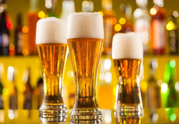 Džbánky piva sloužil na baru — Stock fotografie