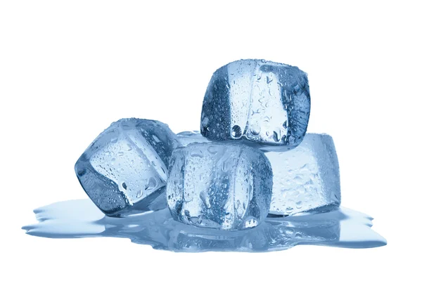 Cubes de glace en fusion isolés sur fond blanc — Photo