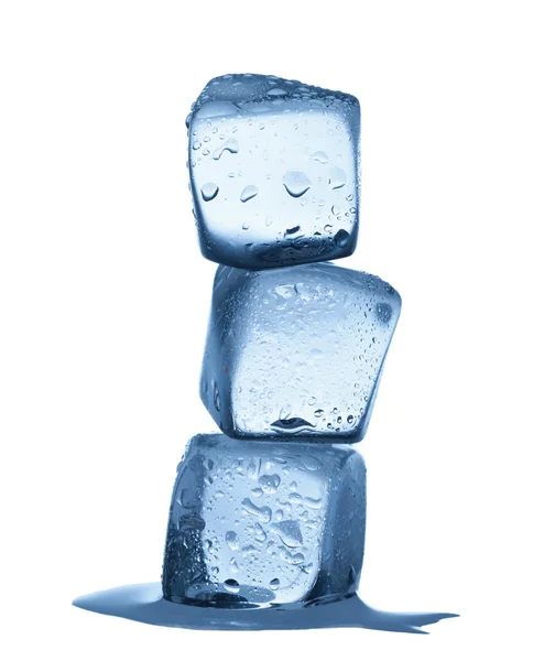 Derretimiento de cubitos de hielo aislados sobre fondo blanco — Foto de Stock