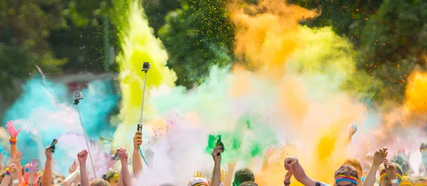 Colorrun versenytársak kezében részletét — Stock Fotó