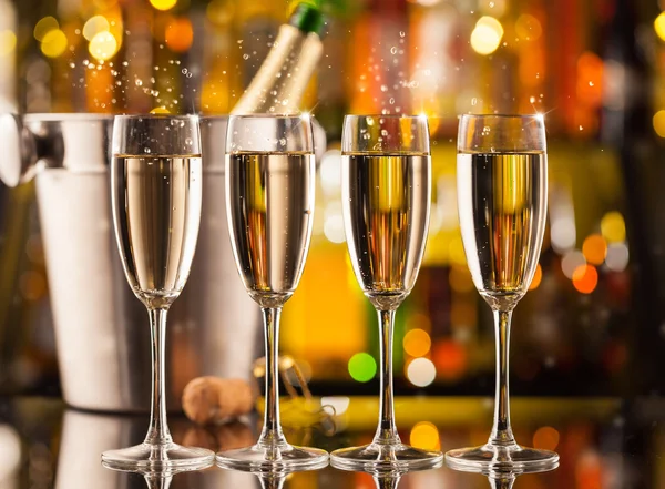 シャンパンのグラスは、背景をぼかし — ストック写真