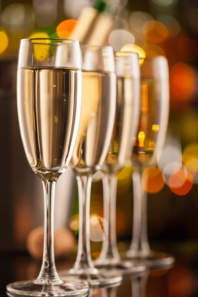 Copos de champanhe com fundo desfocado — Fotografia de Stock