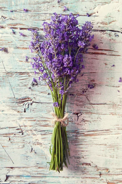 Frischer Lavendel auf Holz — Stockfoto