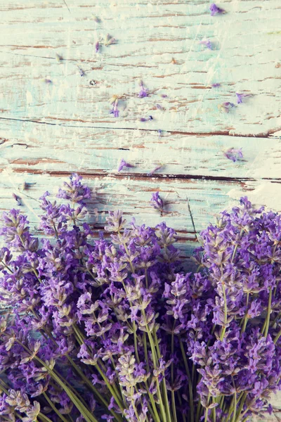 Frischer Lavendel auf Holz — Stockfoto