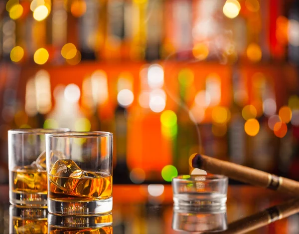 Whisky drinkar på bardisk — Stockfoto