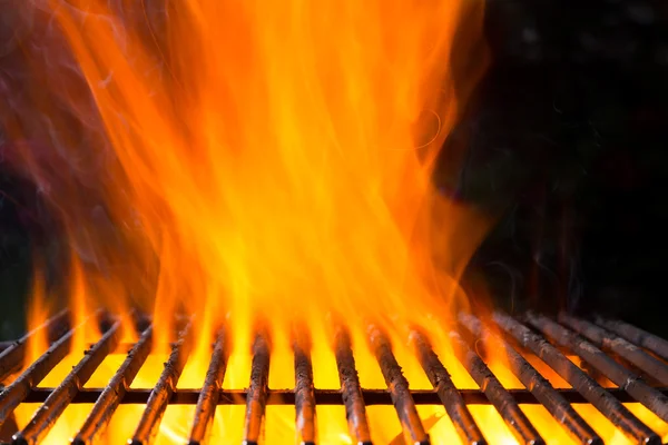 Rejilla de parrilla vacía con fuego — Foto de Stock