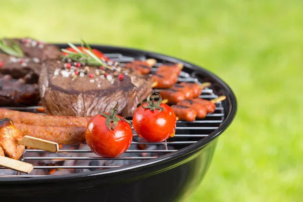 Parrilla de barbacoa con varios tipos de carne —  Fotos de Stock