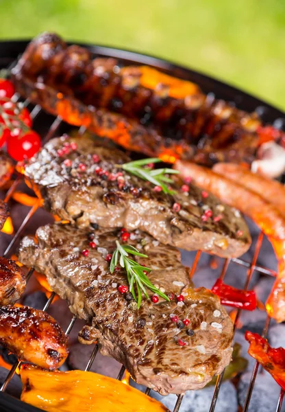 Parrilla de barbacoa con varios tipos de carne — Foto de Stock