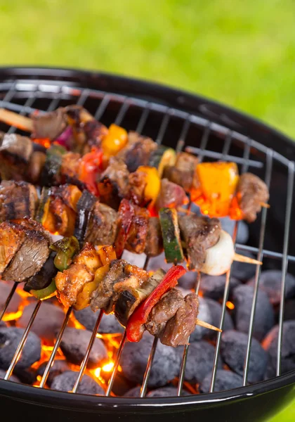 Vegetable and meat skewer on grill — Stock Photo, Image