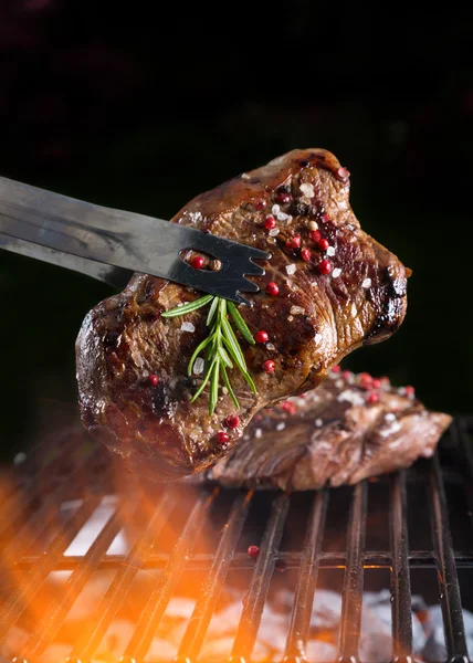 Biefstuk op grill — Stockfoto