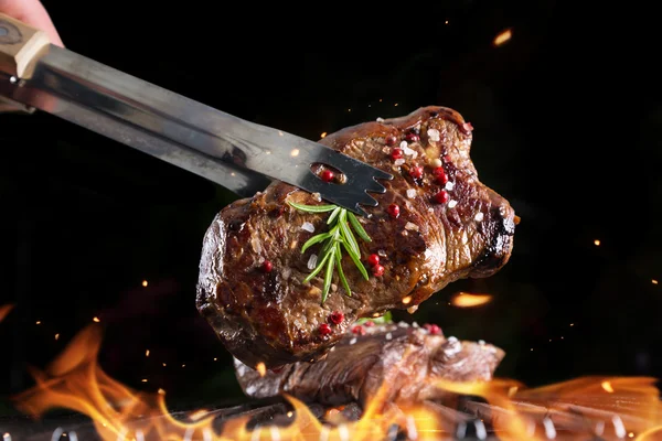 Steak de boeuf sur gril — Photo