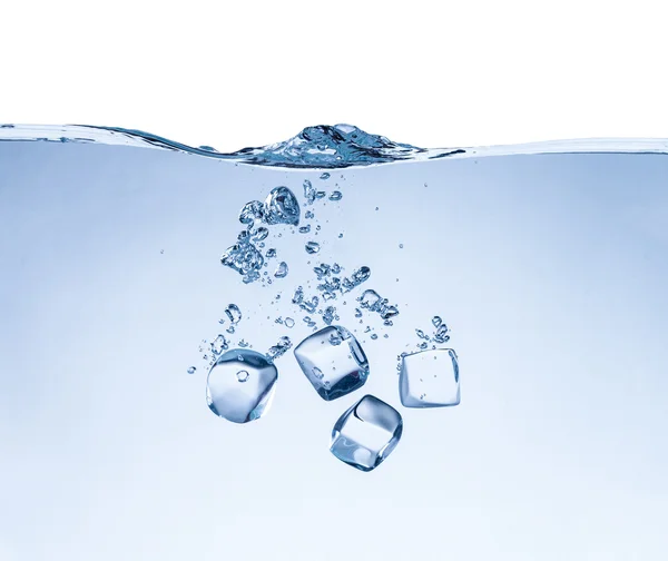 Jégkocka a víz vízcseppek a elszigetelt fehér — Stock Fotó