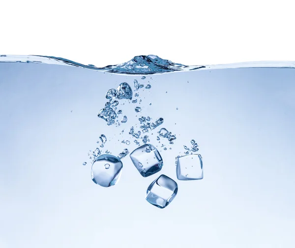 Cubos de hielo en salpicaduras de agua aislados en blanco —  Fotos de Stock